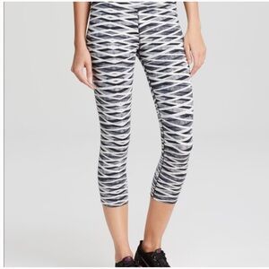 Nike Dri-Fit Cropped Leggings Size Small "Legendary Criss Cross" Geometric Print